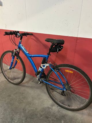 Bicicleta de montaña azul