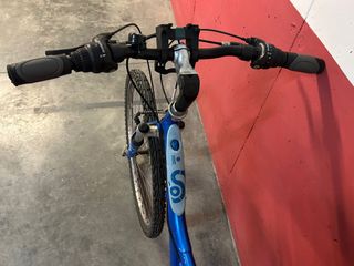 Bicicleta de montaña azul