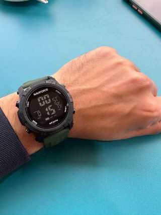 Reloj digital deportivo resistente al agua