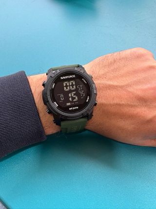 Reloj digital deportivo resistente al agua