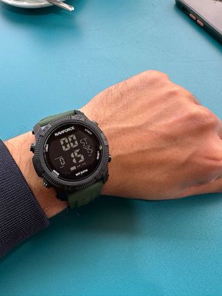 Reloj digital deportivo resistente al agua