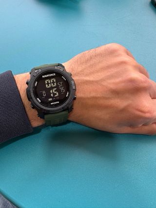 Reloj digital deportivo resistente al agua