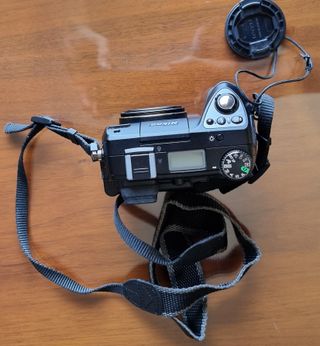 Cámara Nikon Coolpix 8400, más accesorios