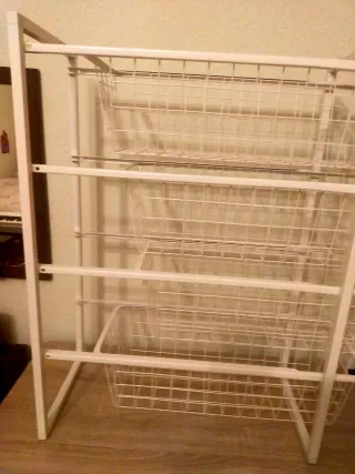 Cajonera metálica blanca con cajones deslizantes