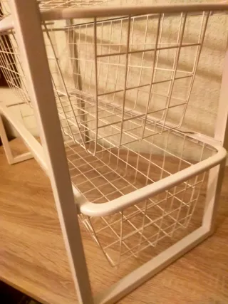 Cajonera metálica blanca con cajones deslizantes