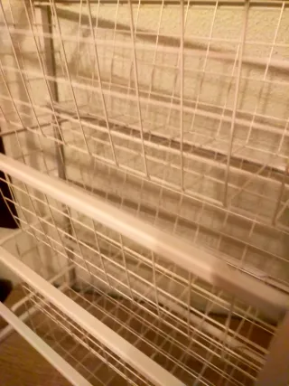 Cajonera metálica blanca con cajones deslizantes