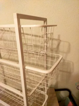 Cajonera metálica blanca con cajones deslizantes