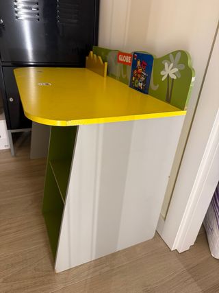 Escritorio infantil amarillo y verde
