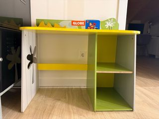 Escritorio infantil amarillo y verde