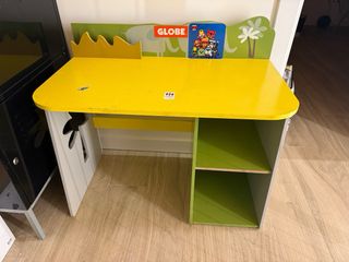 Escritorio infantil amarillo y verde