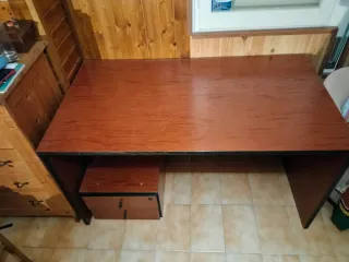 Escritorio de madera con cajón