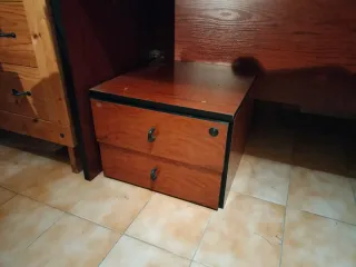 Escritorio de madera con cajón