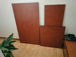 Escritorio de madera con cajón