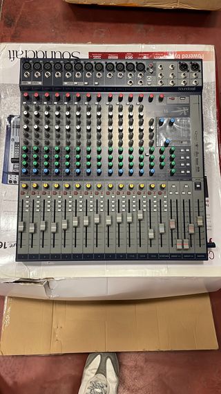 Mesa de mezclas Soundcraft Signature 16