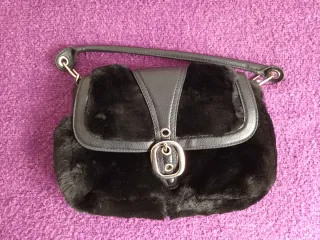 Bolso de mano negro peludo