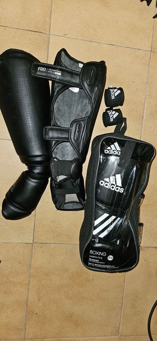 Guantes adidas y espinilleras ( decathlon)