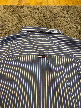 Camisa Tommy Jeans azul e branco riscas