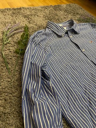 Camisa Tommy Jeans azul e branco riscas