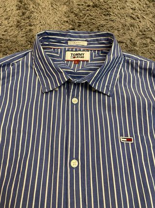 Camisa Tommy Jeans azul e branco riscas