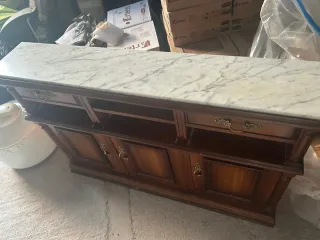 Aparador de madera clásico con repisa de marmol