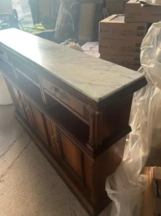 Aparador de madera clásico con repisa de marmol