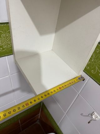 Estantería esquinera blanca de madera