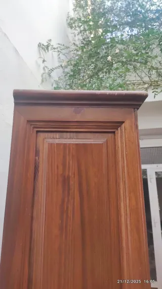 Vitrina de madera y cristal