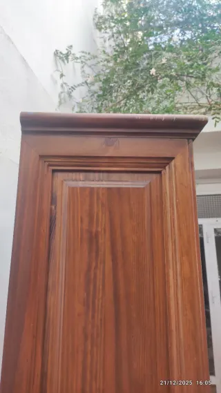 Vitrina de madera y cristal