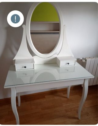 Tocador blanco con espejo ovalado