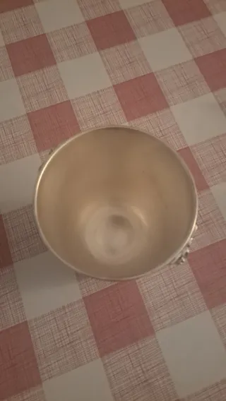 Champanera plateada antigua con racimo