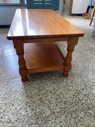 Mesa baja de madera para salón