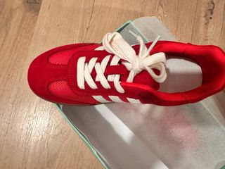 Zapatos rojos de ante y malla