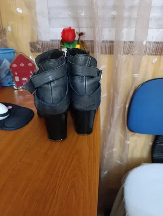 Botines negros con hebillas