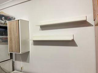 Mueble de salón blanco y madera