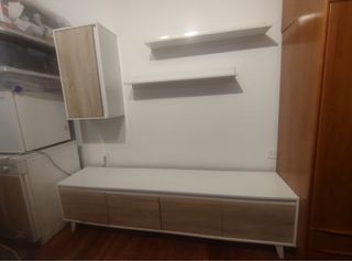 Mueble de salón blanco y madera
