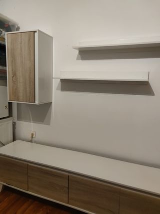 Mueble de salón blanco y madera