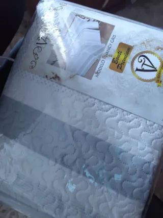 Colcha 150cm Gris/Blanca + 2 Fundas Cojín