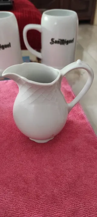 Dos Jarras de porcelana y jarra de barro son dos.