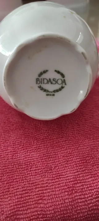 Dos Jarras de porcelana y jarra de barro son dos.