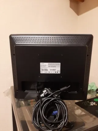 Monitor Envision Plata y Negro con altavoces.