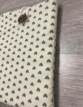 Funda para ebook con estampado de corazones