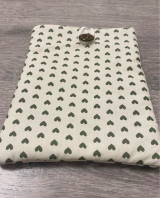 Funda para ebook con estampado de corazones