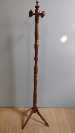 Perchero de pie madera clásico