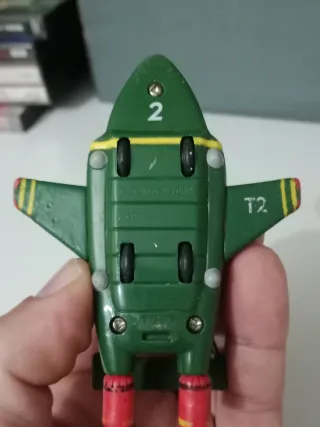 Avión de juguete verde