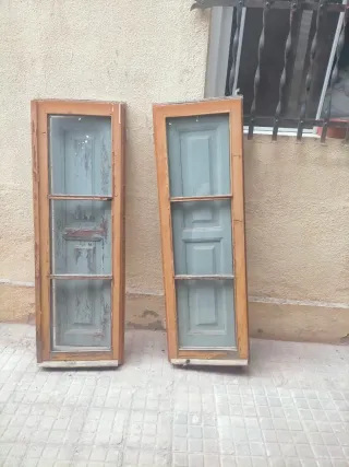 Ventana madera antigua con postigos