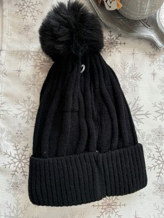 Cappello invernale nero con pompon