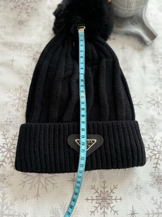 Cappello invernale nero con pompon