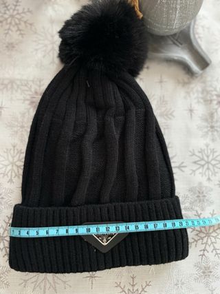 Cappello invernale nero con pompon