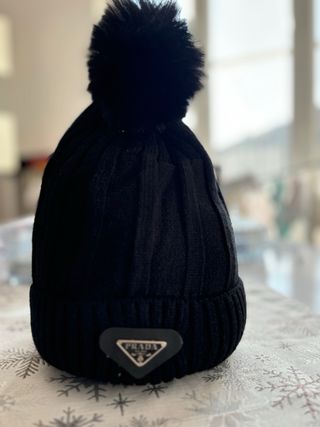 Cappello invernale nero con pompon
