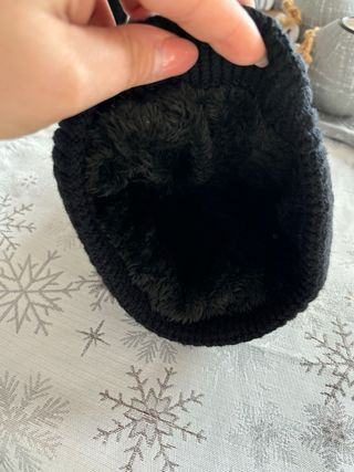 Cappello invernale nero con pompon